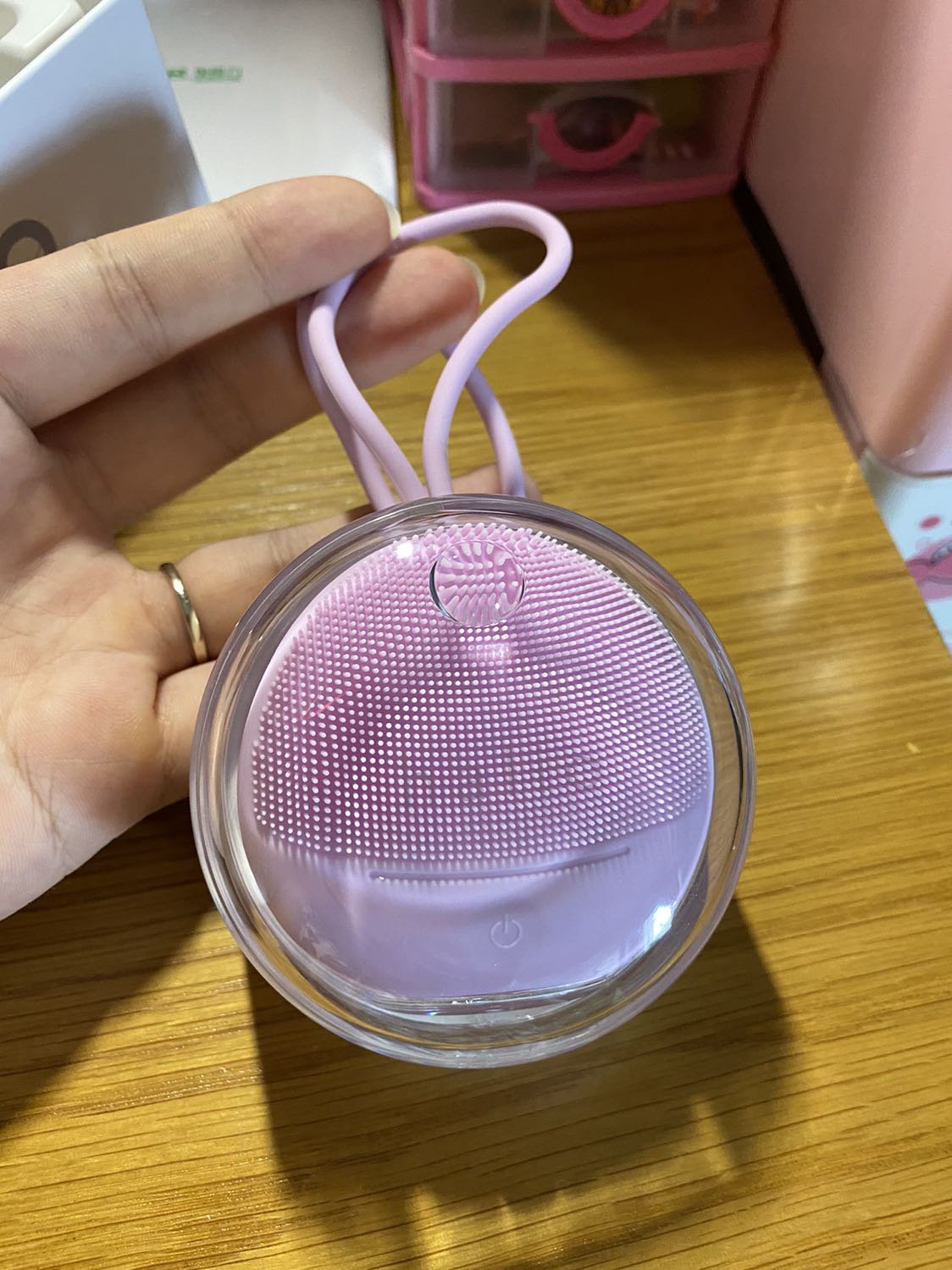 Nhỏ gọn, màu siêu xinh, full box nhìn khá pro.
Chất lượng thì phải xài thử mới đánh giá được. 
Tiki giao hàng siêu nhanh. Dự kiến 9/3 mà thực tế 6/3 đã giao.
Rất thích.