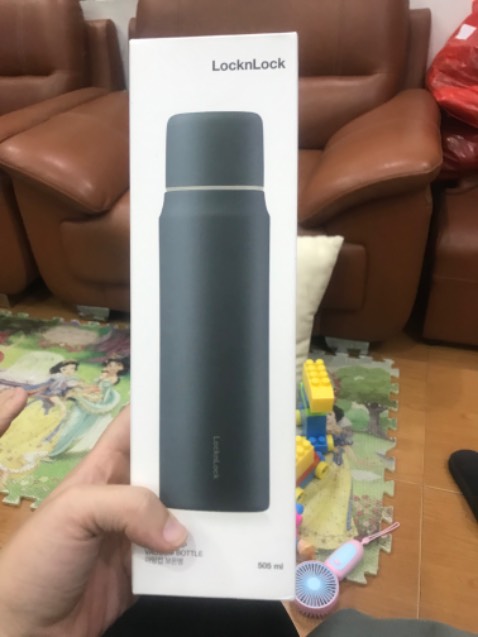 Thật sự bất ngờ vì Tiki giao hàng quá nhanh. Mình đặt lúc 1h sáng mà 9:30 đã nhận được bình về tay. Đóng gói rất cẩn thận, ngoài hộp của sản phầm, Tiki còn đóng thêm 1 hộp carton ở ngoài tránh móp méo nữa! Rất hài lòng về dịch vụ. Bình thì đẹp, cầm chắc tay. Cảm ơn Shop, sẽ còn mua thêm đồ của Shop nữa.