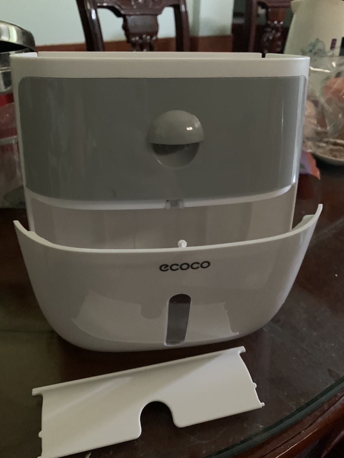 Mình vừa nhận hàng xong..nắp hộp bị lỏng..dứoi đáy hộp bị rời ra mình k biết lắp lại kiu j..là hỏng hay lỏng nữa..mình thường xuyên mua hàng bên tiki lần đầu gặp trục trặc này..hơi buồn..