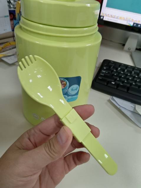 Thấy để nước nóng từ 6g chiều tối qua đến 6 g sáng hôm nay mở ra còn ấm/nóng . Ko có dụng cụ đo độ nên ko biết nóng đc bn độ . Tính ra 12 g còn ấm nóng vậy thì giữ nhiệt cho thức ăn trong tầm 4g chắc OK . Bình màu sắc đẹp . Dầy chặc giống hình chụp mô tả . Nếu bình dựng thức ăn có 2 ngăn thì tiện sử dụng hơn . Giá cao hơn chút cũng đc .