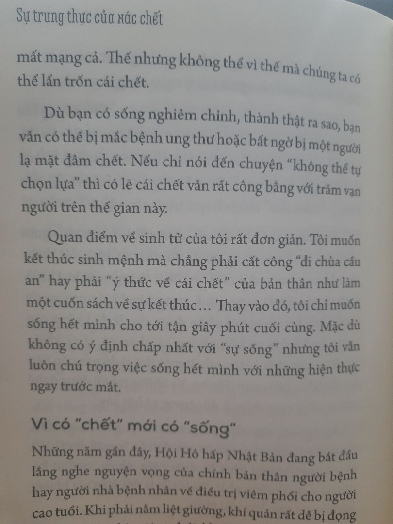 Một câu chuyện đời, chuyện nghề hết sức chân thực đến từ một bác sĩ pháp y. Sau khi đọc sách xong, mình phải cảm thán rằng, ồ hóa ra có nhiều cách chết như thế, nhiều kiểu chết và hình thái chết đến vậy - rốt cục, cái chết tưởng như lẩn khuất trong bóng tối nhưng lại cách ta thật gần. Nhưng nói như thế không phải là bi quan, trái lại, càng giúp người ta trân trọng sự sống được ban tặng này hơn bao giờ hết. Gửi các bạn một vài trang mà tác giả đã viết: