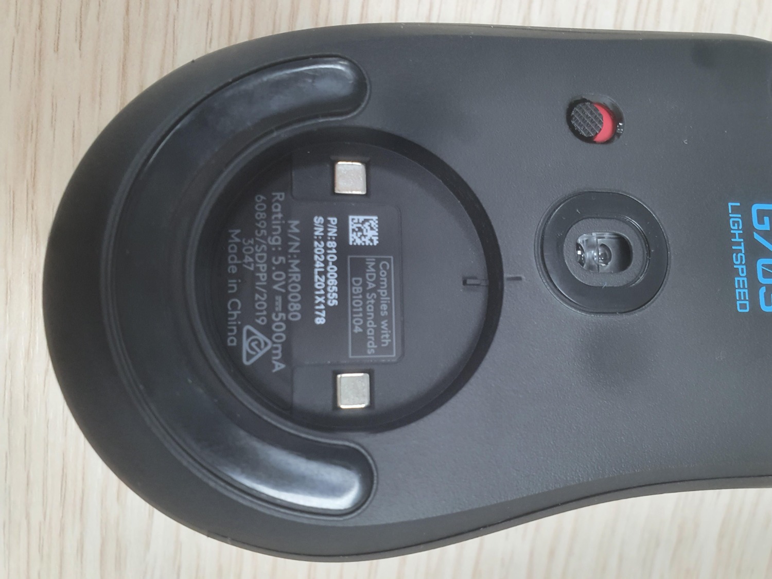 Sau khi anh mở hộp ra thì nhận thấy sản phẩm hình như đã bị sử dụng rồi, cục tạ nhỏ trong con chuột khá cũ, tra số serial number trên thân chuột và trên hộp sản phẩm thì thấy khác nhau, không thấy bất cứ thông tin bảo hành gì trên sản phẩm cũng như trên hộp, không tem. Sau khi anh mở hộp ra thì nhận thấy sản phẩm hình như đã bị sử dụng rồi, cục tạ nhỏ trong con chuột khá cũ, tra số serial number trên thân chuột và trên hộp sản phẩm thì thấy khác nhau, không thấy bất cứ thông tin bảo hành gì trên sản phẩm cũng như trên hộp, không tem.