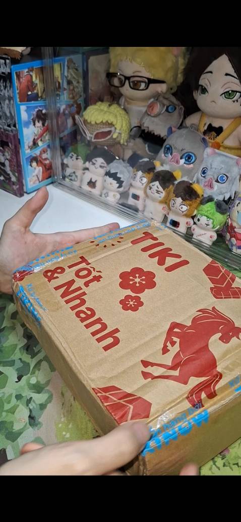 Rất thất vọng, chờ lâu hàng lỗi, rồi lại phải chờ đổi, biết lỗi ngay từ đầu sao lại ko đổi cho khách luoin đi, rắc rối 
hộp móp méo, gói sơ sài
Nên né nhà tsuki này ra