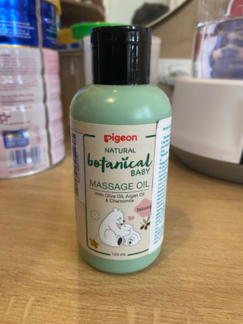 Dầu massage mùi thơm nhè nhẹ, hơi lỏng nên lúc lấy hay bị trào ra nhiều. Dùng cho bé khá thích. Dầu massage mùi thơm nhè nhẹ, hơi lỏng nên lúc lấy hay bị trào ra nhiều. Dùng cho bé khá thích.