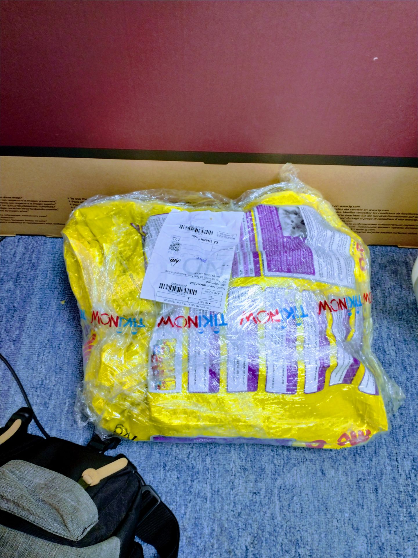 Dịch vụ vận chuyển tiki rất tốt, thời gian đảm bảo không bị trễ hẹn . Với sản phẩm hàng nặng và giao tiêu chuẩn thì hơi có sự chậm chút . Tuy nhiên hàng nhận được vẫn đúng mẫu mã và không bị bục hay vỡ thêm đó phần giá cả cũng khá ổn