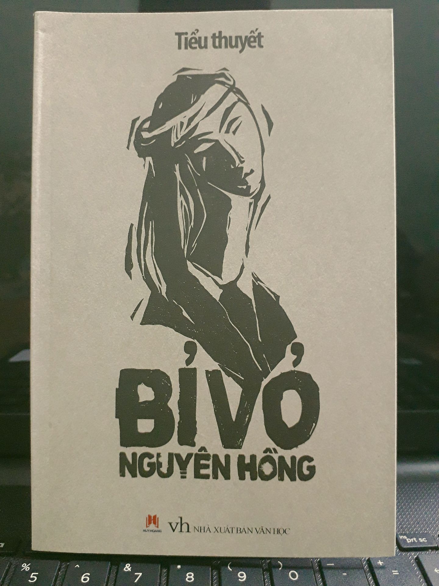 Về hình thức thì cả 5 quyển văn học Việt Nam mình mua đợt này bìa sách rất đẹp, chất lượng giấy tốt, sách mới cả nhé, có màng bọc hết luôn. Nội dung thì các bạn tự mình đọc và cảm nhận nhé. Rất đáng để mua!