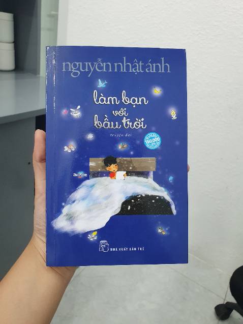 Đọc khoảng nửa đầu cuốn sách, thấy nhẹ nhàng thư giãn vì được hòa nhập vào thế giới trẻ thơ. Nhưng khi sang nửa sau cuốn sách, lại bị làm cảm động bởi nghị lực, sự ngây thơ, lạc quan và tâm hồn bay bổng của cậu nhóc tên Tèo - cậu bé bị tai nạn nằm liệt giường. Lúc cậu nhóc Lam khóc - ngôi kể chuyện- và cả những cô cậu nhóc tử tế, lành tính quan tâm chăm sóc và lo lắng cho Tèo cũng mang lại cảm giác ấm áp quá đỗi giản dị.
Thấy những thái độ sống trẻ thơ, những chân trời tuổi nhỏ, xưa kia mình cũng từng như vậy. Nhưng càng lớn lên, người trưởng thành càng sao nhãng và quên đi cảm giác và chân trời khi bé.
Tác giả mang đến hết bất ngờ này đến bất ngờ khác. Bất ngờ nào cũng mang lại cảm xúc ngập tràn. Có vẻ hơi ủy mị, do chính sự ngây thơ trẻ nhỏ trước nghịch cảnh, chính sự hiểu chuyện của mấy cô cậu nhóc tì, làm người trưởng thành càng đọc càng thấy xót xa và đau nhói.
Cảm ơn tác giả mang lại câu chuyện tưởng như bình thường lại rất đời và thật gần gũi!!