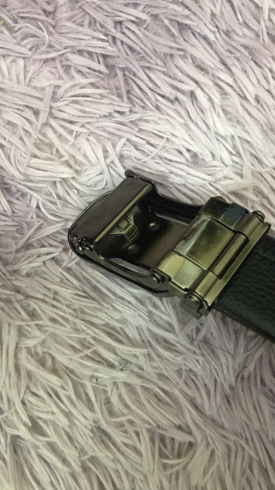 Thắt lưng đẹp thế. Giá rẻ nhưng có vẻ rất chắc chắn. Mặt bóng, da đẹp may chắc chắn và khá là mềm. Chất lượng ok. Cảm ơn shop ạ