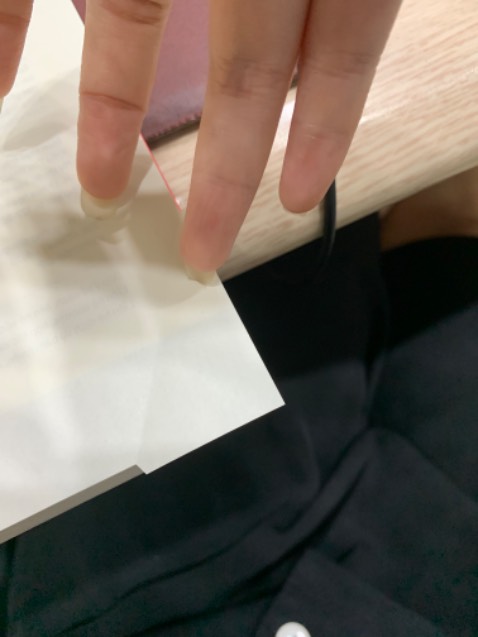 Sách được bọc seal nilon tuy nhiên là lúc mịn nhận hàng nó bị hơi rách ra cơ mà k ảnh hưởn, sách vẫn đẹp và k trầy xước, cơ mà mình phát hiện ra có trang cắt lỗi nha 😆 giao hàng nhanh