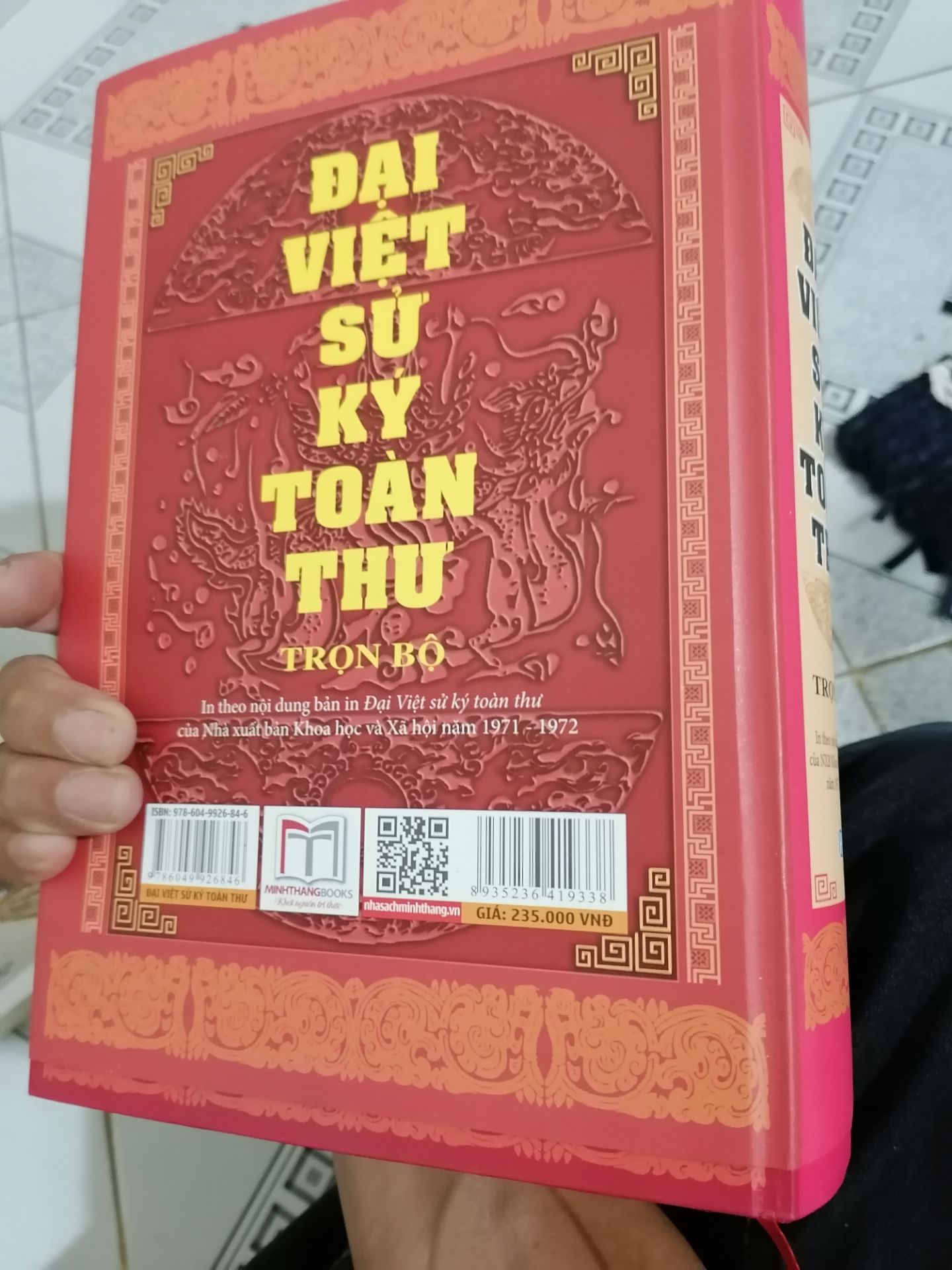 Sách 1.300 trang,dày luôn bìa là khoảng hơn 6cm.nhìn khá đồ sộ và hầm hố nhá các bạn,xứng đáng đồng tiền lắm.nội dung thì các bạn tự đánh giá vì đây là sách sử,lại rất nổi tiếng rồi.mình review vậy để các bạn nào còn là học sinh hay đang phân vân có nên mua hay không thì mình khuyên mua nhé.mình mua giá lúc đó lá 117k ( giá bìa 235k). mình mua 2 cuốn khác nhau áp mã giảm giá 10%,freeship là 147k.khá rẻ Sách 1.300 trang,dày luôn bìa là khoảng hơn 6cm.nhìn khá đồ sộ và hầm hố nhá các bạn,xứng đáng đồng tiền lắm.nội dung thì các bạn tự đánh giá vì đây là sách sử,lại rất nổi tiếng rồi.mình review vậy để các bạn nào còn là học sinh hay đang phân vân có nên mua hay không thì mình khuyên mua nhé.mình mua giá lúc đó lá 117k ( giá bìa 235k). mình mua 2 cuốn khác nhau áp mã giảm giá 10%,freeship là 147k.khá rẻ