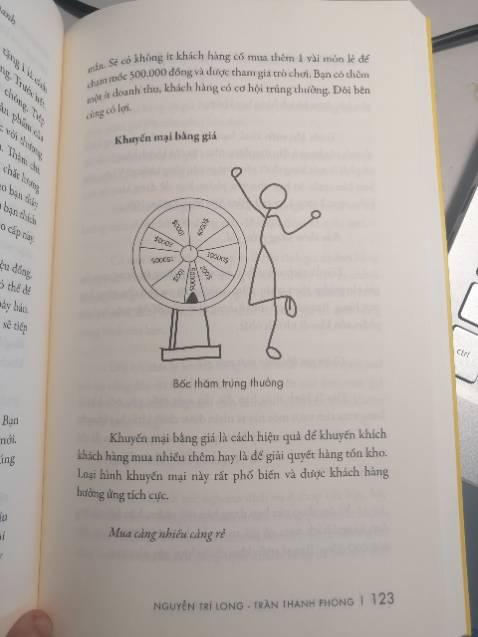 Mình mua rất nhiều sách từ Tiki. Chất lượng luôn từ 4/5 sao trở lên. Lần này đặt cuốn "Khởi nghiệp kinh doanh online" thì không hài lòng, xin phép đánh giá 2 sao vì:
- Sách giao tuy nhanh nhưng gáy sách bị  rách do bị kiện khác đè lên (có hình ảnh)
- Chất lượng nội dung không cao, đối với mình là một người quan tâm đến bán hàng online, đã lượm lặt thông tin trên nhiều bài viết ở các website khác nhau thì thấy nội dung đúng thực sự là hợp với những người hoàn toàn mới 100%, những "*** bỉm sữa rảnh rỗi muốn ko cảm thấy vô dụng" như tác giả nói.
- Nhân nói về tác giả thì thực sự mình mua cuốn này là vì có anh Trần Thanh Long (vai trò cố vấn) :((
- Nhiều lần tác bỏ trắng 4/5 phần trang sách, mặc dù nội dung liền mạch chứ không phải hết 1 chương??? (Hình ảnh phía dưới)
- Một điều khá khó chịu là cách trình bày của tác giả rất thưa chữ, các đoạn cách nhau rất xa mà ko có lý do cụ thể, cảm giác cố bôi chữ để sách dày và to hơn :(( Trong quá trình viết tác giả có sử dụng nhiều hình ảnh minh họa thực tế rất hay, tuy nhiên cũng rất rất nhiều hình ảnh minh họa tốn 50- 100% trang giấy mà ko để làm gì.
Đây là cuốn sách đầu tiên của tác giả mà mình đc tiếp cận, là nhận xét thực tâm, ko biết những cuốn khác ra sao. Tuy có nhiều điểm chưa hài lòng nhưng cuốn sách vẫn cung cấp nhiều thông tin bổ ích như địa điểm đổ sỉ, trang web hay, các công cụ hỗ trợ trong quá trình chọn sản phẩm đến quá trình bán sp. Các bạn ko có thời gian tìm tòi thì nên đọc để làm quen với các thuật ngữ nhé.