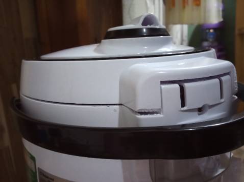 Rất không hài lòng về nồi cơm và thấy thất vọng với sự hỗ trợ của Tiki.
Nồi cơm nắp chênh, thoát khí ra rất nhiều khiến hơi nước đọng lại cả trong và ngoài nắp nồi.
Nồi khi nấu thì vỏ nhựa bên ngoái khá nóng.
Trong khi nồi cơm để miêu tả là kín khí, "Nồi có vỏ ngoài được phối hợp bằng inox và nhựa PP cách nhiệt cao cấp bền đẹp và an toàn khi sử dụng."

Đã gửi email phản ánh ngay trong ngày nhận hàng mà đến nay là ngày thứ 4 vẫn không nhận được phản hồi nào từ phía tiki.