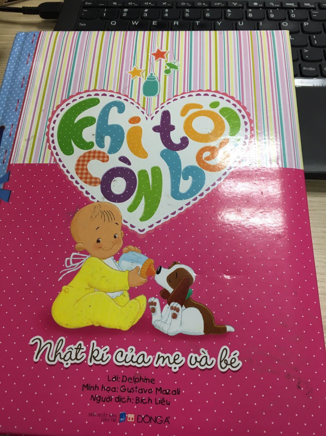 Mình mua sách ở tiki rất nhiều lần. Và đây là lần đầu tiên mình thấy thất vọng khi mua cuốn sách cho con gái đầu lòng của mình. Shop gửi 1 cuốn sách trong 1 cái hộp to, và k bọc gì cả, sách bụi bẩn bên ngoài nhìn rất mất mỹ quan. Bán hàng kèm dịch vụ mà kém. Đề nghị shop làm ăn cẩn thận hơn, ng mua cũng nên mở hộp ra xem nhé. Mình thì trước giờ mua của tiki rất hài lòng nên cứ thế nhận hàng, k ngờ thật.