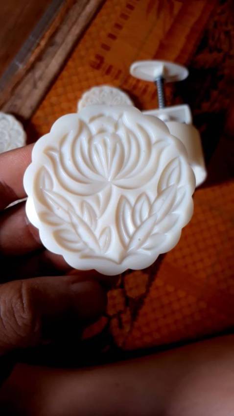 Ship nhanh phết, sản phẩm đẹp hơn mình nghĩ, nhựa dày dặn chắc chắn không ọp ẹp, mua về tập tành làm bánh cho vui