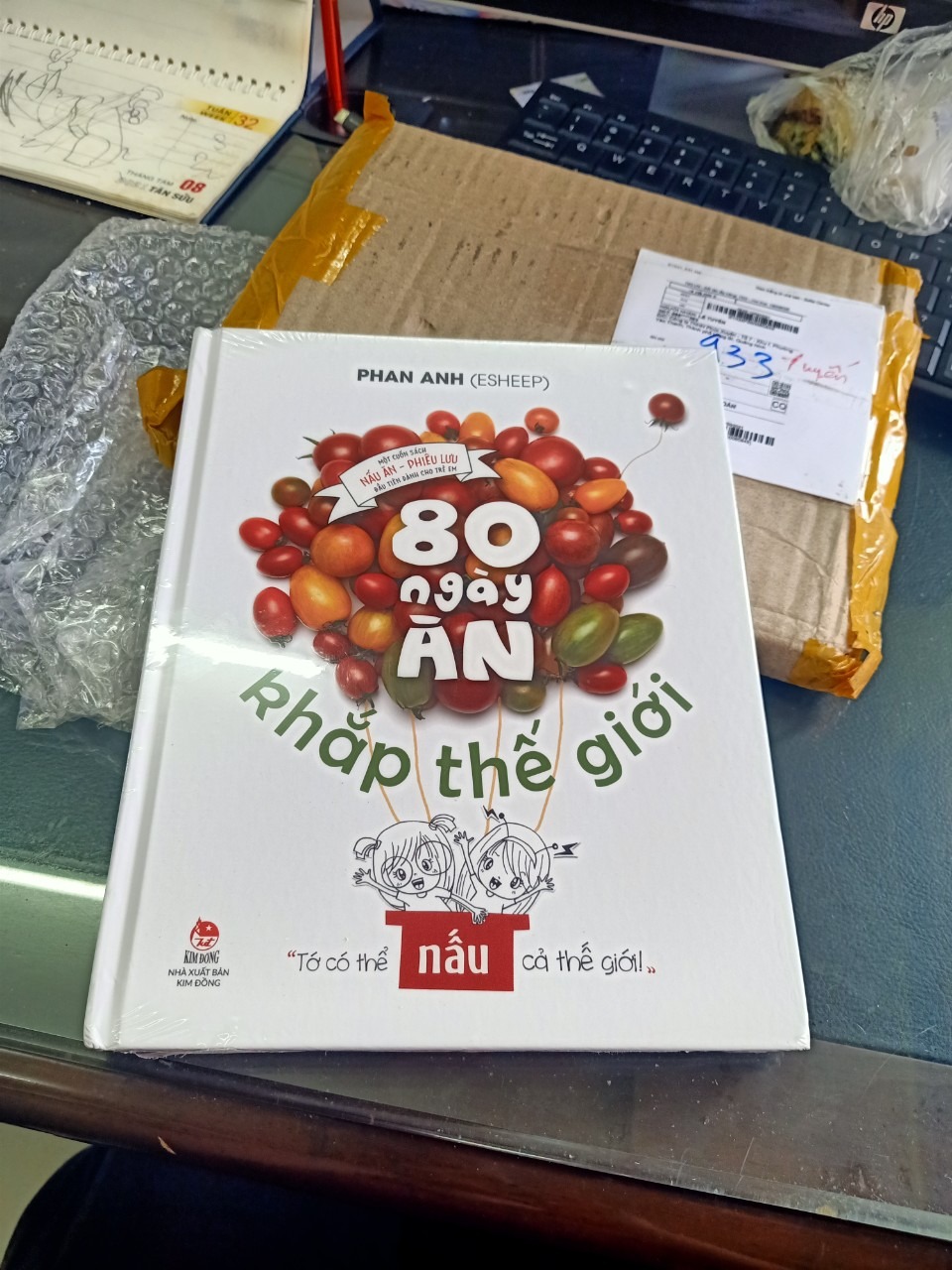 Gần 20 ngày mong ngóng thì nhận được sách, nhưng lại khó chịu vì đơn hàng 02 cuốn thì giao 01 cuốn. Không biết Tiki xử lý có nhanh không, lại tiếp tục chờ đợi tụt hết cả hứng khởi.
Về sách thì ko chê vào đâu được, các món dễ hiểu, dễ làm, sách trình bày đẹp, cuốn hút! Nếu không vì cuốn sách quá hấp dẫn thì đã đánh giá 3 sao rồi