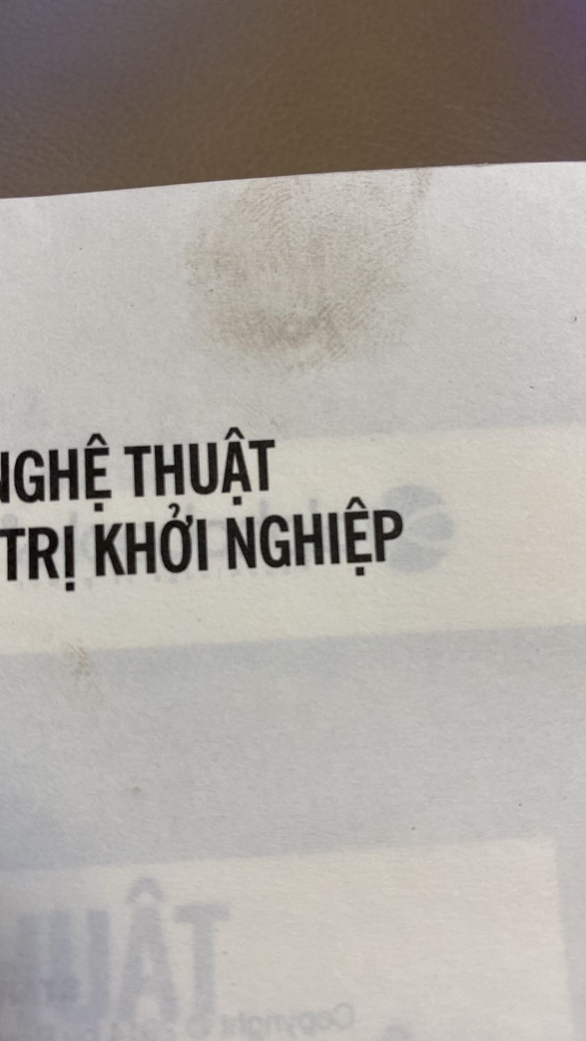 Trang sách quăn queo. Bìa đã có vết hằn. Có vết ố. Trông như sách cũ và bảo quản không tốt.