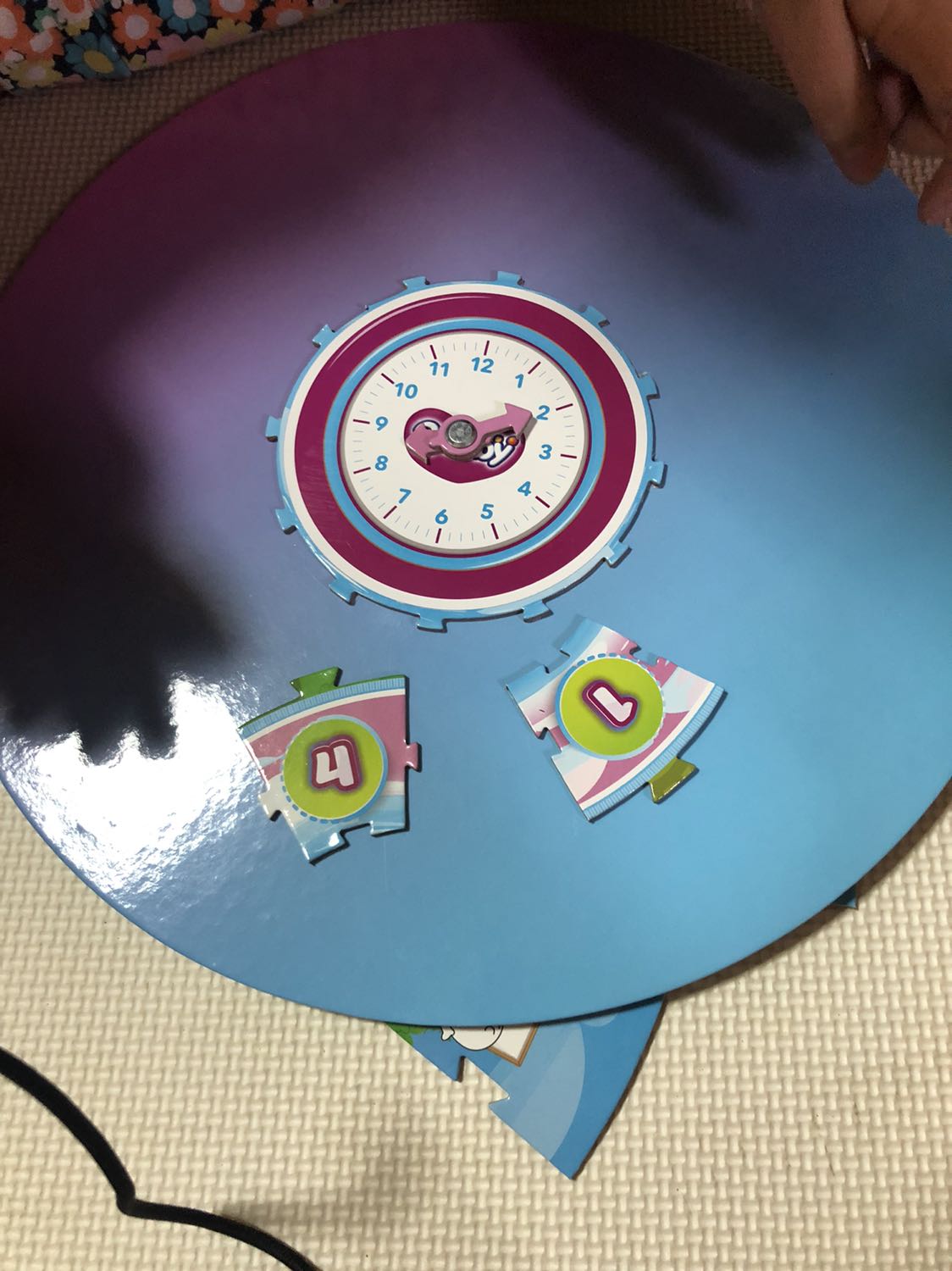 Giao hàng nhanh hơn thời gian dự kiến tận 2 ngày luôn. 
Đầy đủ quà tặng kèm, bọc hàng cẩn thận.
4 bịch thì 2 bịch sx tháng 10 2 bịch tháng 11.
Mình mua là 54+4 là 58 miếng luôn.