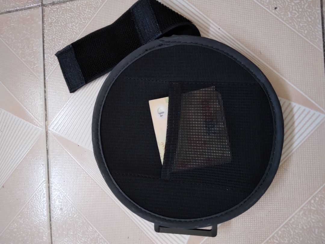 Chất liệu chống thấm. Đường may chắc chắn. Khóa kéo êm mượt. Điện thoại mình 8×16.5(cm) để vừa khít. Tuy nhiên, dây đeo ngắn nên đeo Bắp tay thì OK. Đeo Đùi ko đủ chiều dài dây. Túi trước sau tiện dụng. Tks Shop.