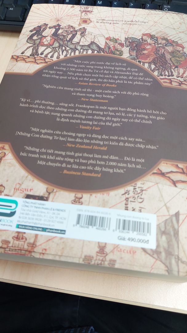 Lịch sử thế giới hình thành qua những con đường, những con đường khám phá những vùng đất mới, những con đường giao thương cho đến những con đường kết nối quốc gia, dân tộc, tôn giáo, có những con đường phát triển cũng có những con đường mang tính hủy hoại. Một tác phẩm phi thường gói gọn lịch sử theo cách băng trên những con đường với hành trình trải dài ngàn năm.