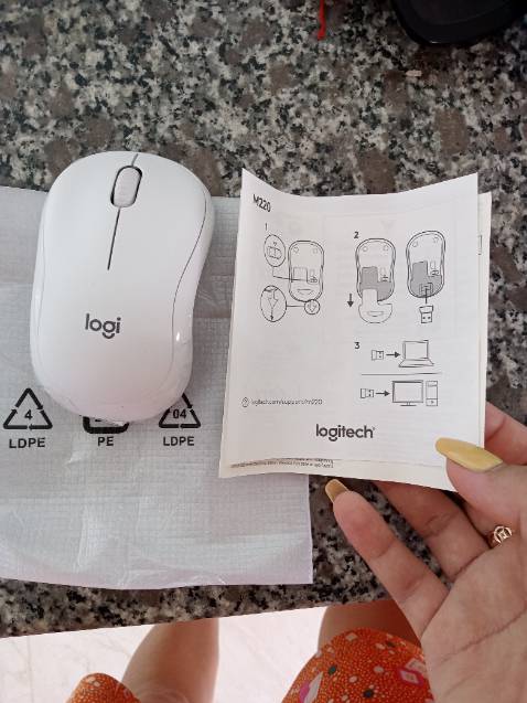 Shop Giao hàng quá nhanh mới đặt 8-9h tối mà sáng mai gần 10h sáng hàng đã về tới nhà, hàng y hình  hi vọng sẽ bền như những số khác của Logitech. Trong hộp có tờ hướng dẫn và thông tin nhưng tiếc là bán hàng ở Việt Nam mà k có tiếng việt. Anh Hàn Trung Indonesia này nọ mà không có tiếng việt