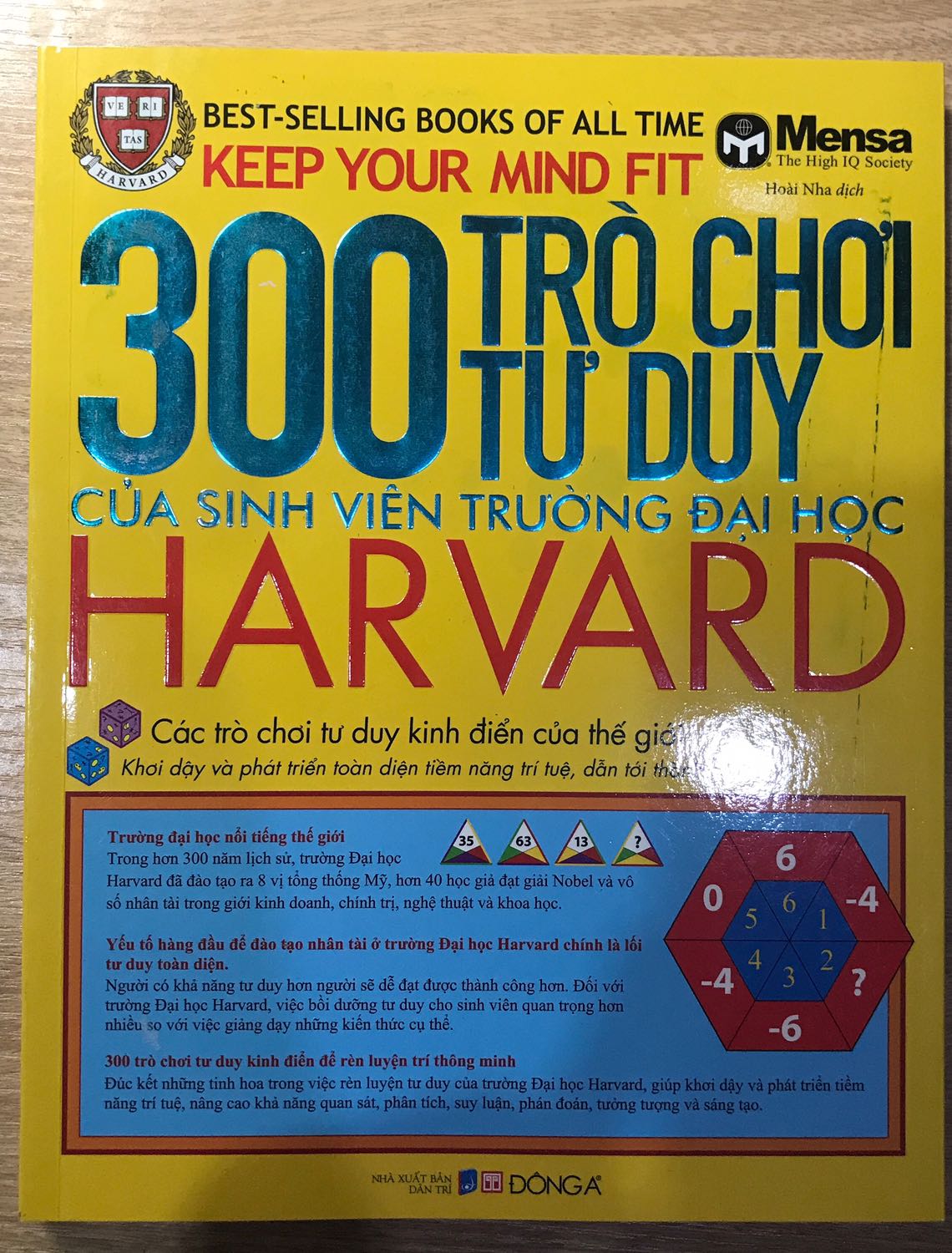 Sách bị hỏng nhẹ. Bìa đình Sơn màu xanh lá, công ơi đầu méo sách. Nhìn chung thì không sao nhưng với người khá kĩ tính với sách như mình thì mình không muốn sách mình gặp phải tình trạng này