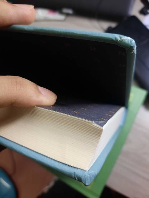 Dập hết góc sách do bên đóng gói và vận chuyển