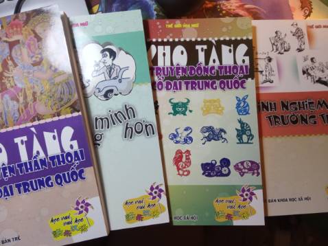 Sách vẫn còn mới, nhưng do xuất bản đã lâu nên giấy bị ố vàng vài chỗ. Thế giới hoa ngữ là tài lệu Hoa ngữ rất hay đối với người học tiếng Hoa, nhưng ít người biết quá. 
Trong sách còn chứa nhiều từ vựng từ HSK3-6, còn kèm theo Pinyin, Phồn thể và phần dịch.