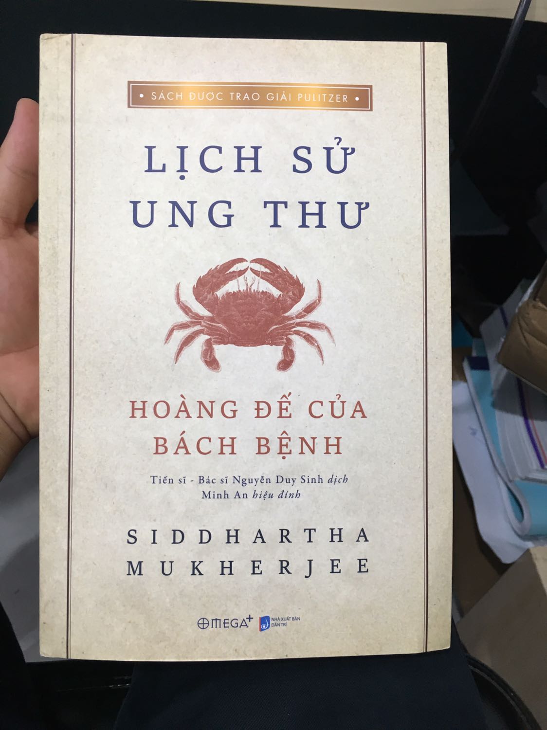 Mua sách của Tiki rất nhiều lần, sách đẹp, chất lượng sách tốt. Ship nhanh và giá cả cũng rất cạnh tranh. Tuy nhiên mình góp ý với Tiki và các nhà cung cấp khác. Do là sách nên khi vận chuyển sẽ bị va đập mạnh dẫn đến mép, móp và dập bìa. Nếu có thể thì Tiki và các nhà cung cấp nên bọc sách lại vừa hạn chế đc méo móp lại vừa giữ đc mùi giấy mới và ko bị mốc. Những cuốn sách mình mua lần này đều bị méo bìa, bụi và mốc. Đánh giá 5 sao nhưng rất mong Tiki và nhà cung cấp lưu ý thêm