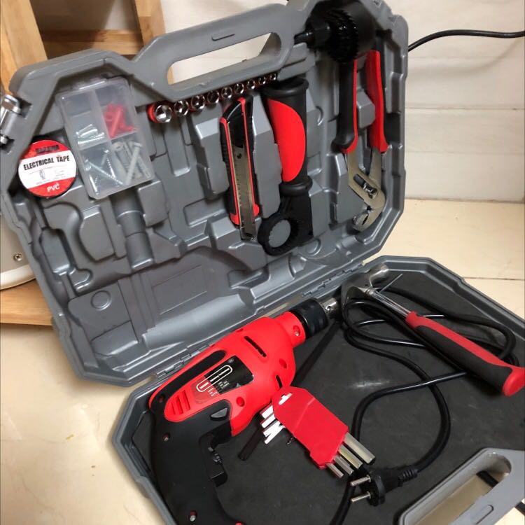 Sau 1 thời gian sử dụng, mình thấy khá là ưng bộ này. Mình mới chuyển nhà, gần như ko có đồ dùng gì để sửa chữa cả. Sắm được bộ này cảm giác như được trang bị full giáp luôn ó. 😆 Hôm nọ mình cũng đã thử sử dụng cái khoan. Khoan được lỗ trên cửa nhôm okay luôn. Nhưng mình ko khoan đc lỗ trên tường, không hiểu vì sao.