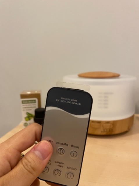 Khác với những máy xông tinh dầu thường, loại này cao cấp hơn, vỏ máy dày dặn, có đèn, hoạ tiết xinh. Tặng đúng 3 lọ tinh dầu có mùi mình thích, thích nhất mùi cam ngọt nên mình đặt thêm chai 50m sài cho đã 😁😁 
À các bạn nhớ tháo miếng chắn ở đuôi ra nha, mới nhận về mình tưởng hư, may mà có nhân viên shop rất nhiệt tình hướng dẫn 😂