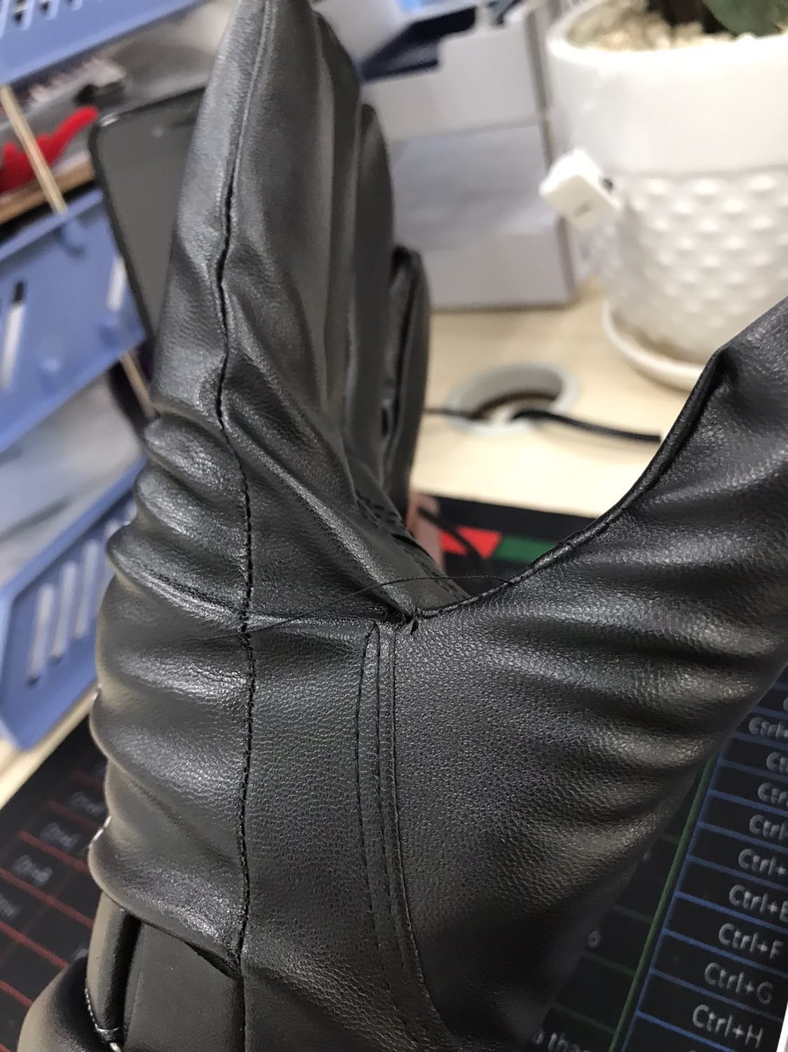 Hàng chất lượng rất kém mà đắt gấp đôi mua ở ngoài. Da đểu, đường may kém, chỉ  thừa nhiều, cfon chưa đeo đã thấy vết rách ở bàn tay. Nói chung là không đáng tiền 1 chút nào. Vì là bắt buộc phải đáng giá sao nên mình mới cho 1 sao chứ không là mình không cho sao nào luôn