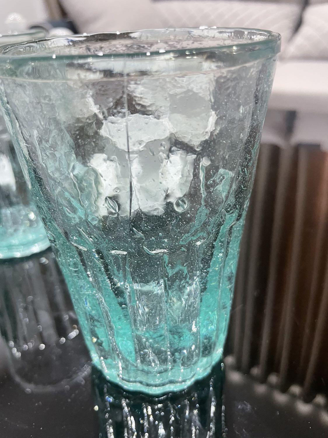 Đã nhận được hàng .tiki giao hàng rất chu đáo và cẩn thận, chỉ có 1 điều thắc mắc với nhà cung cấp là Bia Hà Nội  mua giao hàng ở Hà Nội mà sao lại chuyển hàng từ Tp.HCM ra thật kỳ quá, rất tốn công vận chuyển gây lãng phí cho xh, khuyến mại cho 2 cái cốc thì 1 cái vẹo vọ,  1 cái thì nứt.