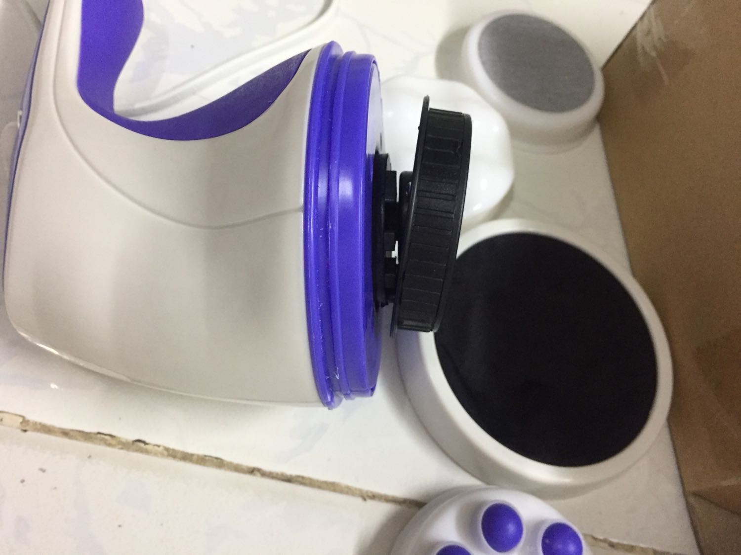 Sáng nay người thân của tôi gọi báo có bên Tiki giao hàng sớm hơn dự định vài ngày. Chiều đi làm về mở ra kiểm tra thì bộ phận xoay đã bị gãy 2 con vít ( chỉ còn 1 con vít là còn giữ lại bộ phận quay ).

Tôi rất không hài lòng về sản phẩm, bỏ tiền ra mua mà đổi lại sản phẩm ko như mong muốn.

Bây giờ tôi muốn trả lại sản phẩm này, bên bộ phận chăm sóc khách hàng của tiki phải cho người đến nhận lại sản phẩm này, hoặc phải đổi sản phẩm khác cho tôi. 

Chờ hồi âm từ tiki