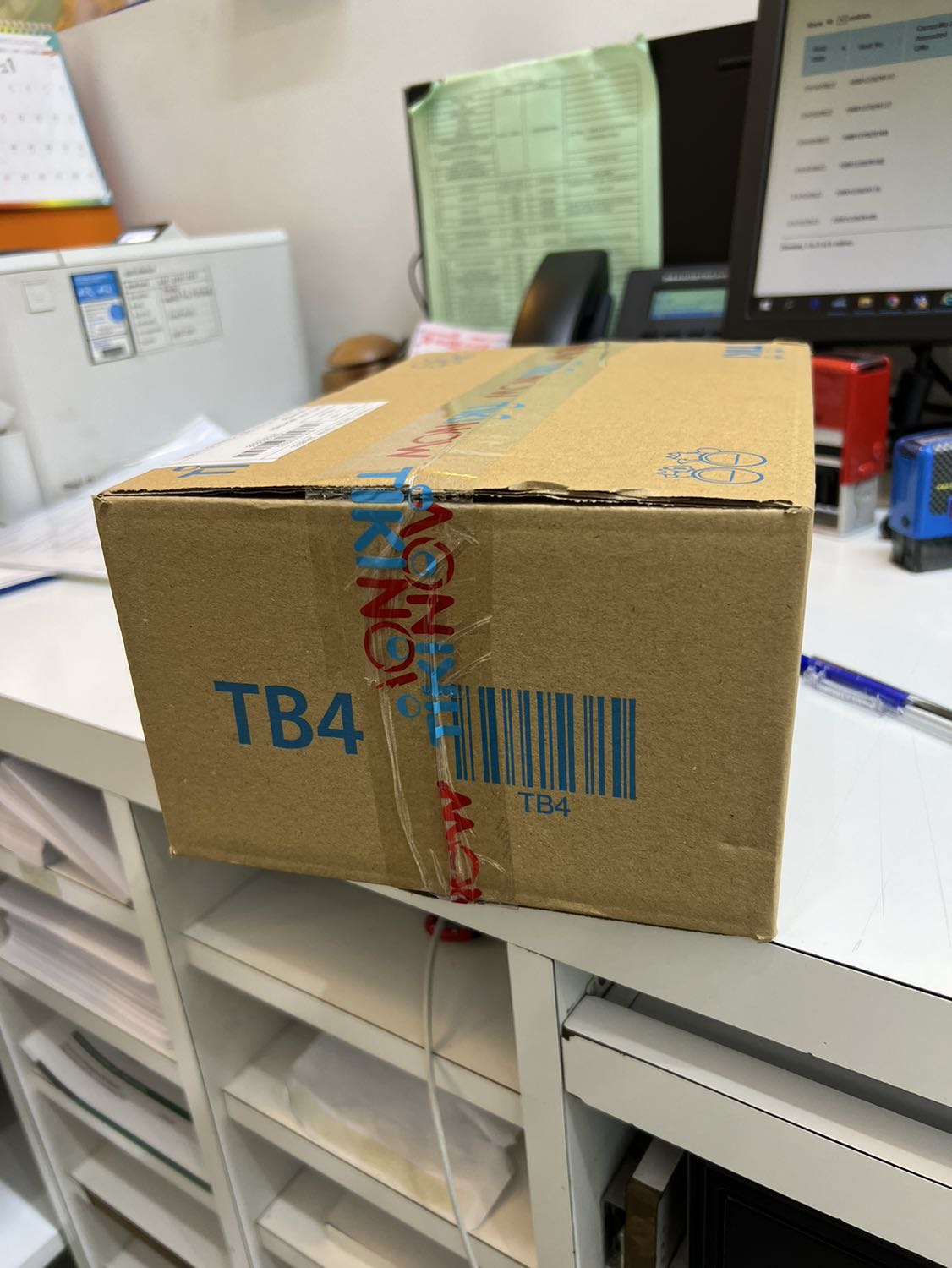 Sách giao nhanh. Đóng gói khá ổn. Thường thì đặt nếu có quà thì quà đi kèm. Mà này phải bấm chọn nhận quà mới có quà. Mà mình kh để ý nên mất quà. Khá bực