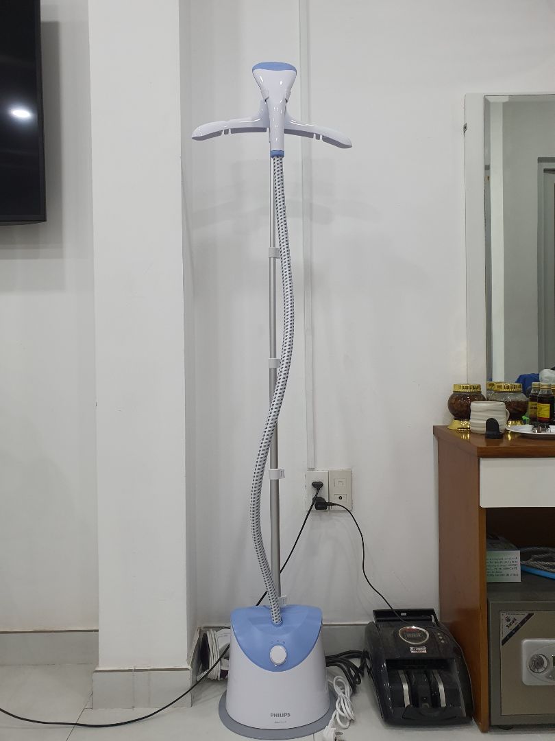 Tiki giao hàng nhanh, mua bằng thẻ master còn đc giảm 100k. Hàng giao đóng gói kỹ. máy chạy rất êm, hơi nước phun ra đều. Ủi áo thẳng ngay từ lần đầu sử dụng. tuy nhiên cũng tùy vào chất liệu vải, có 1 số vải ủi cũng không thẳng 100% lắm.