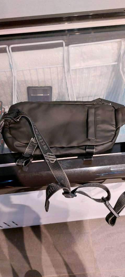 Giao hàng nhanh gọn. Túi chắc chắn và rất nhiều ngăn. Công nhận quá tiện cho dân làm ăn lớn. Chứa 2 cọc tiền 200tr vẫn ổn.