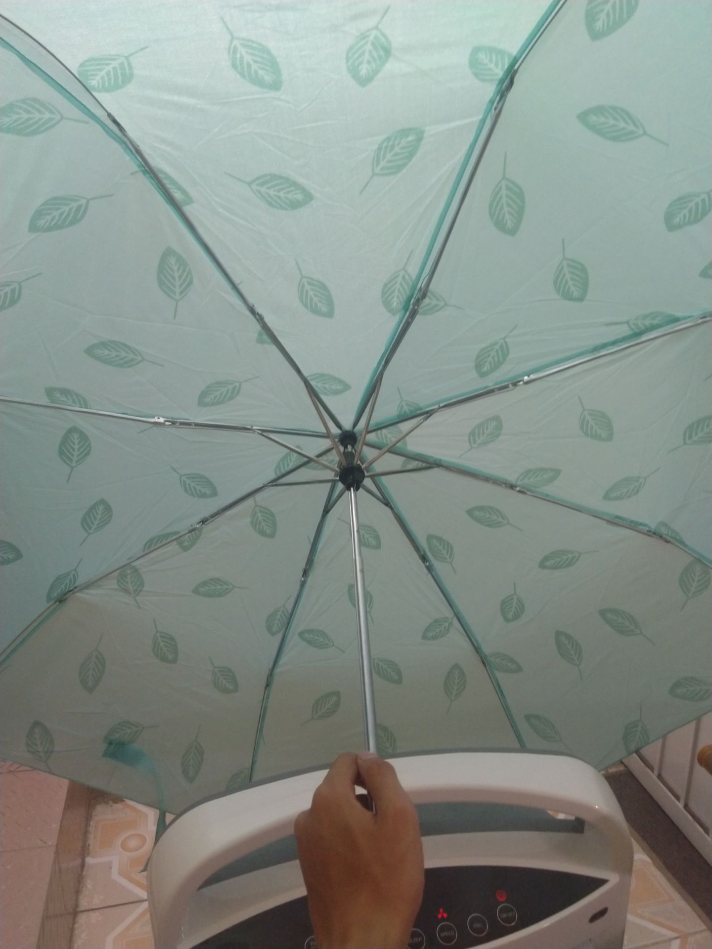 Rất ít khi mình đáng giá 1 sao. Cơ mà thật sự mình nhìn sản phẩm không chấp nhận được.
Đầu tiên về kiểu dáng. Chấp nhận màu sắc ngẫu nhiên nhưng sao đang từ hoạ tiết trơn, trên mặt có chữ UV mà biến thành hoa lá cành kiểu này?
Tiếp theo là chất lượng, mô tả ghi 4 lớp mà nói thật sờ vào mỏng dính, vải nhăn nhó kiểu kia thì 4 lớp kiểu gì. Khung ô cũng lỏng lẻo không kém.
Biết là giá sản phẩm 47k thì không đòi hỏi hàng chất lượng gì, nhưng ít ra phải đảm bảo đúng sản phẩm chứ.