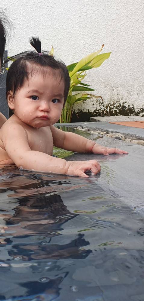 Thấm hút tốt, bề mặt khô ráo khi chất thải nhiều, chất liệu moony thì khá ổn trong các loại tả. Tuy nhiên khi lượng chất thải nhiều vẫn hay bị dồn cục và xệ bỉm