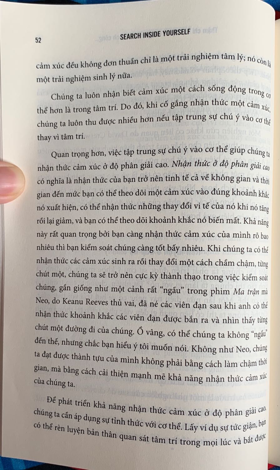 - Về hình thức, tiki giao hàng rất nhanh, đóng gói kỹ, chưa bao giờ tiki làm mình thất vọng
- Về nội dung: khi đọc một cuốn sách nước ngoài, mấu chốt để quyết định cuốn sách đó hay hoặc không, mình cho rằng nó nằm ở dịch giả. Cá nhân mình cho rằng sách chưa được “thổi hồn” khi dịch, cứ như thể câu tiếng Anh dịch sang tiếng Việt rồi đóng thành sách. Cảm giác đọc vô cùng khó chịu và mệt mỏi. Mình rất tiếc vì phải dừng đọc cuốn sách này, hi vọng sau này cơ những bản dịch tốt hơn!