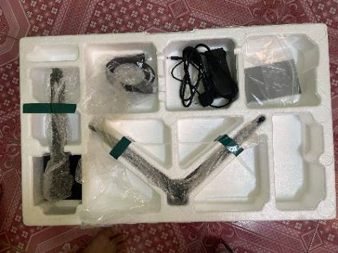 Màn hình hiển thị tốt, vỏ nhựa hơi ọp ẹp và hôi mùi nhựa nồng. Viền dưới màn hình có vết nhưng bong keo ko ảnh hưởng lắm nhưng nhìn hơi mất thẩm mỹ. So với tầm giá thì khá oke.