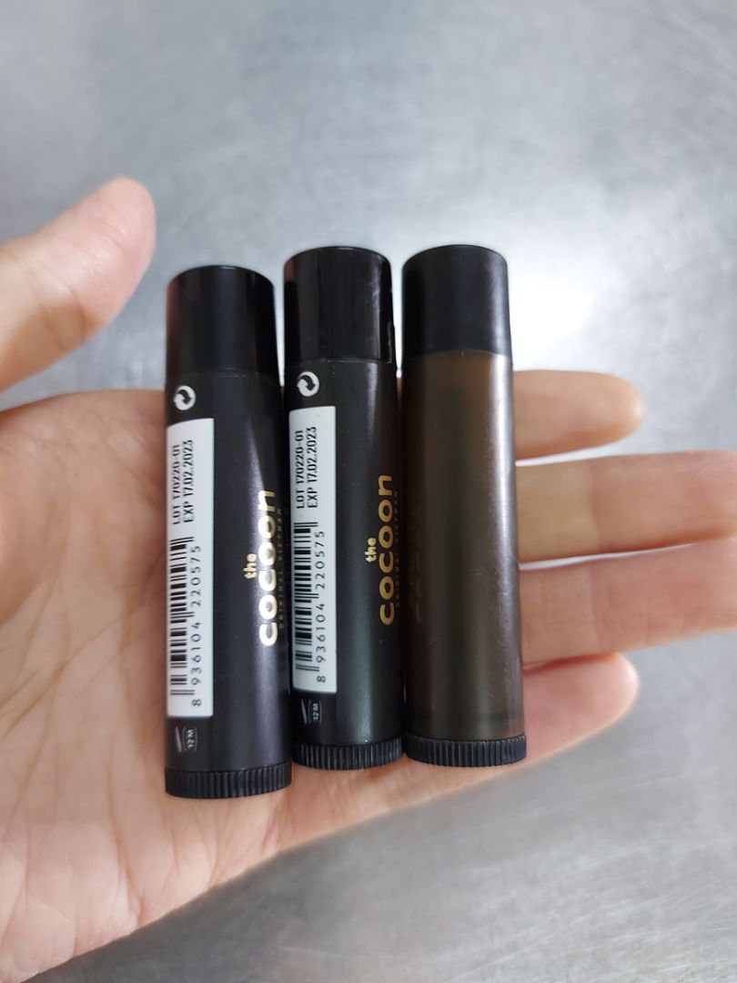 Lần trước đặt rồi, xài hết cây lun, trong lúc chờ ship hàng còn ráng vét mót nữa ???
Son có thể nặng môi với mấy bạn không quen, nhưng vậy mới đủ đô với mình :) Tác dụng dưỡng ẩm với tẩy da chết tốt, thơm mùi dầu dừa, lâu trôi. Làm lớp lót son lì sẽ thấy đỡ khô môi và lên son đẹp hơn, không bị lộ vân môi. Những ngày trời lạnh thì đây là 1 vật không thể thiếu với mình