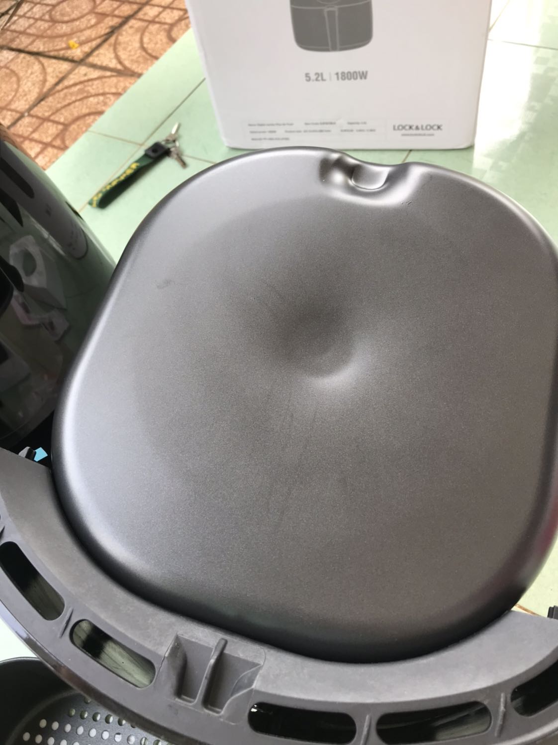 Tiki giao hàng chỉ bọc bằng lớp nilong bên ngoài , khi vận chuyển dẫn đến móp thùng ( không hài lòng về khâu đóng gói sản phẩm). Sản phẩm bị trầy nhiều chỗ. Có lẻ hàng sale giảm giá nên là hàng cũ kém chất lượng? Kém tin tế.

Sử dụng nồi chiên được 1 tuần, lồng nồi đóng vào không được khít. Đẩy lồng vào nồi chiên không được trơn tru. Tôi yêu cầu tiki có hướng giait quyết giúp tôi.