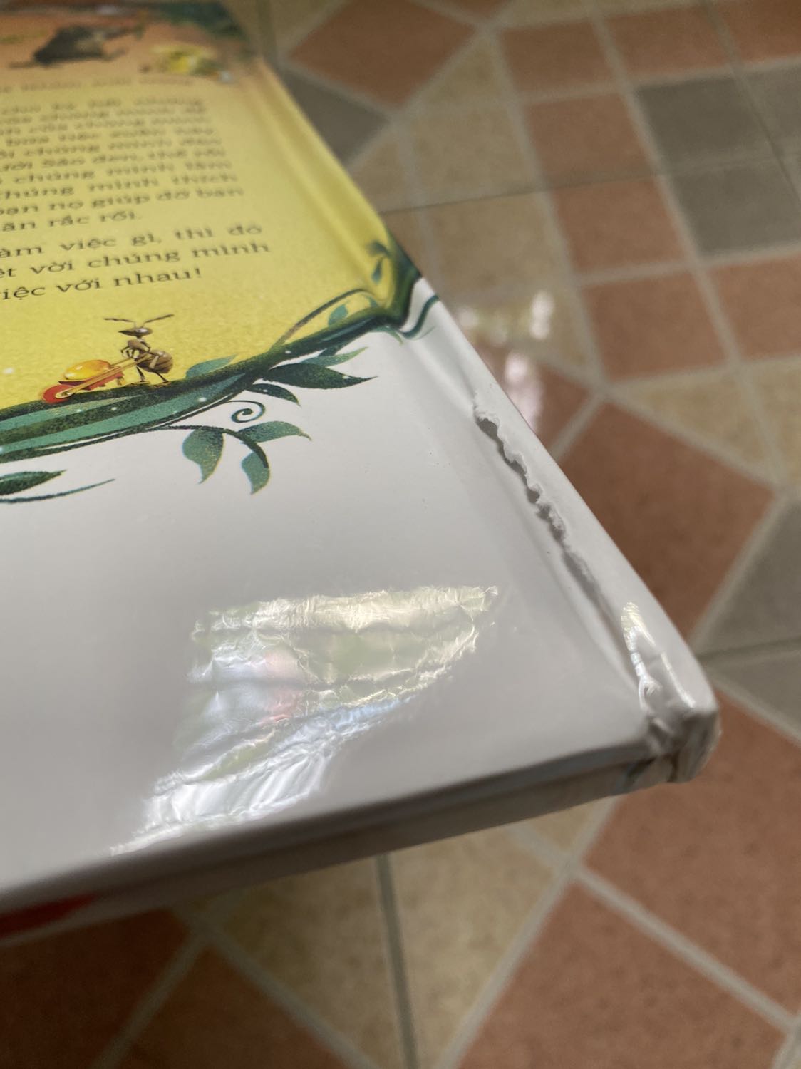 Nhận sách vẫn còn bọc kiếng mà bị rách bên trong như vậy đây. Nhà sách ko kiểm tra mà giao sách rách như vậy cho khách. Đề nghị đổi lại giúp mình.
