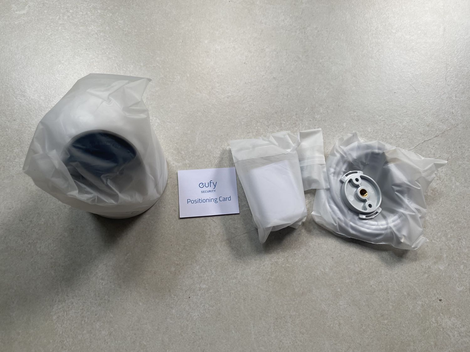 Tiki giao hàng nhanh, đóng gói cẩn thận. Thiết kế chắc chắn. Thương hiệu Samsung đã đảm bảo chất lượng sản phẩm. Mình mua dùng cho camera Eufy, hy vọng sẽ bền.