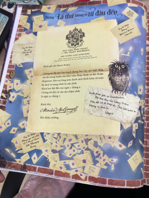 Quá trời xuất sắc luôn. Thật sự là chưa bg mình mua được một cuốn nào mà có cảm giác hời zậy luôn. Chỉn chu đến từng chi tiết một, từ viền đến hình ảnh. Đã vậy giá sale còn hời nữa, mình mua hết có 365k thui, rẻ quá trời mà đẹp nữa. Sẽ tích tiền mua tập bản màu nữa 🥰🥰🥰🥰
Edit tiếp:
Cơ mà mình có phát hiện vài lỗi typo nên hơi buồn, đã báo với nxb, ko biết bao giờ mới có tái bản mới. Nếu ai có ý định mua thì đợi thêm xem có ra bản sau rồi sửa lỗi không nha