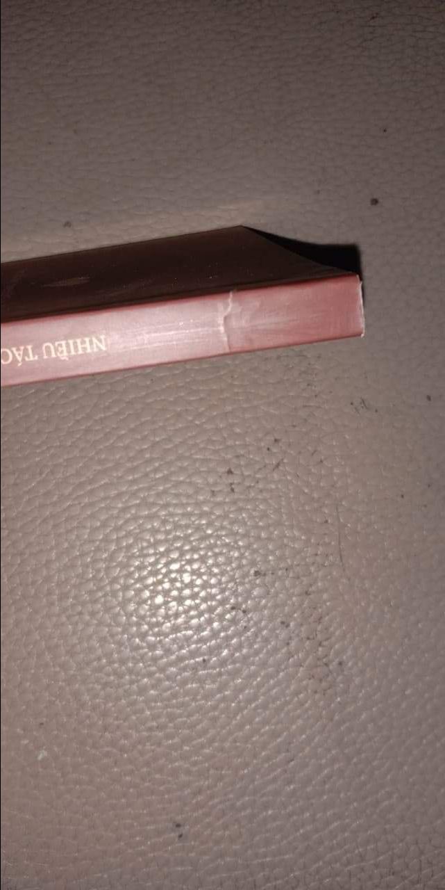 Đây là sản phẩm em mong chờ nhất từ trước đến giờ. Tiki làm ăn uy tín nên em mới đồng ý chọn mua trên tiki. Nhưng em không hiểu sao khâu đóng gói rất sơ sài. Sp em đặt mua k hề có đồ giảm xóc hay túi chống hư hỏng sách trong lúc vận chuyển. Hậu quả là khi em nhận sách đã bị lỗi như hình ạ. Mong shop có thể đổi trả cho em ạ. Em cảm ơn rất nhiều!