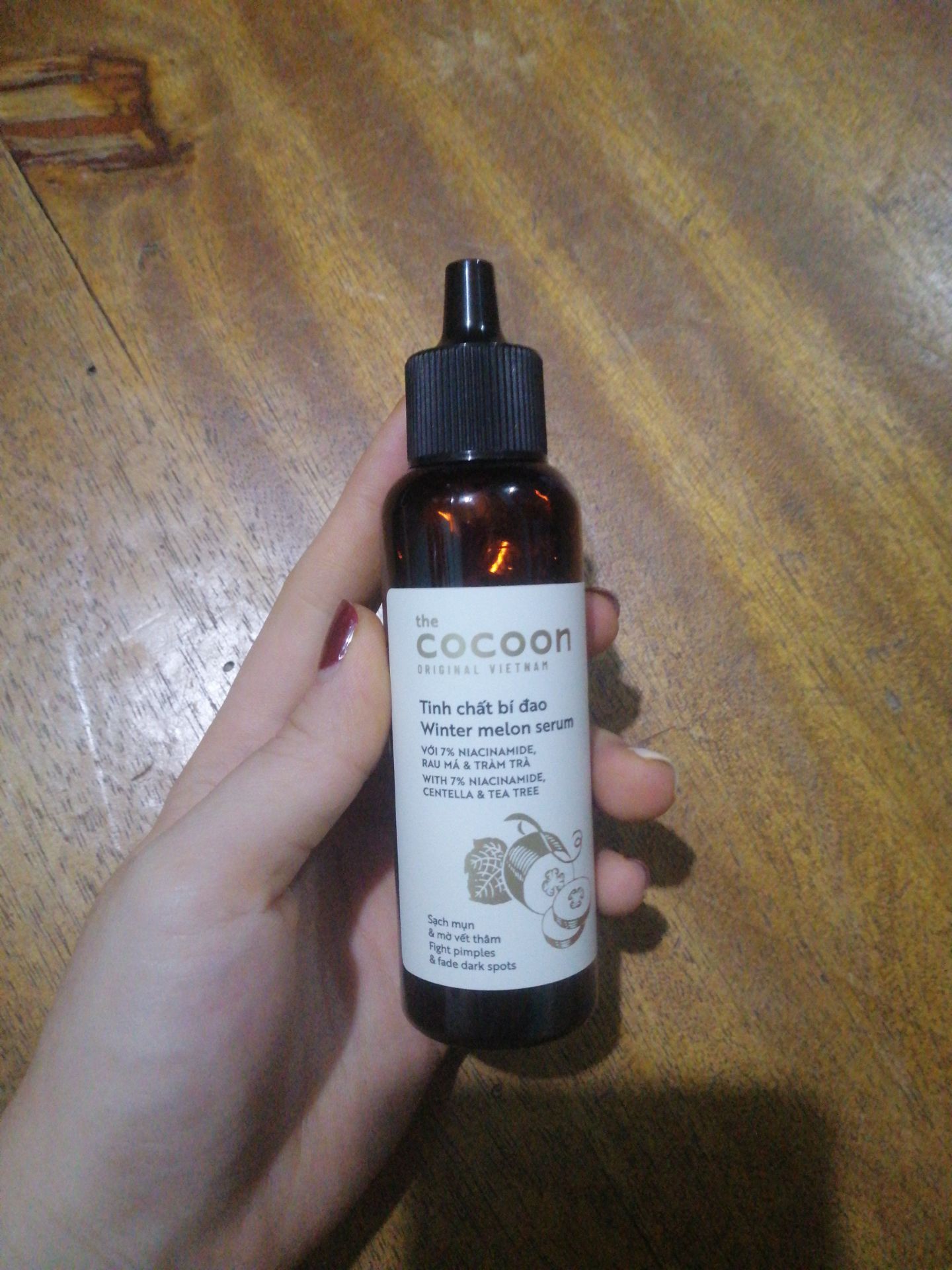 Nó hơi bé so với tưởng tượng ??. Cứ nghĩ là chai thủy tinh nhưng mà là nhựa nha. Đầu để lấy serum cũng lạ nữa. Chất lỏng, kp như mấy serum vẫn dùng đou. Thấy mấy chị beauty rcm nên dùng lắm nè