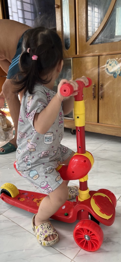 Mình đặt màu xanh mà shop giao màu đỏ. Đánh giá chất liệu và kiểu dáng không đẹp như hình demo. Khá thất vọng :(((