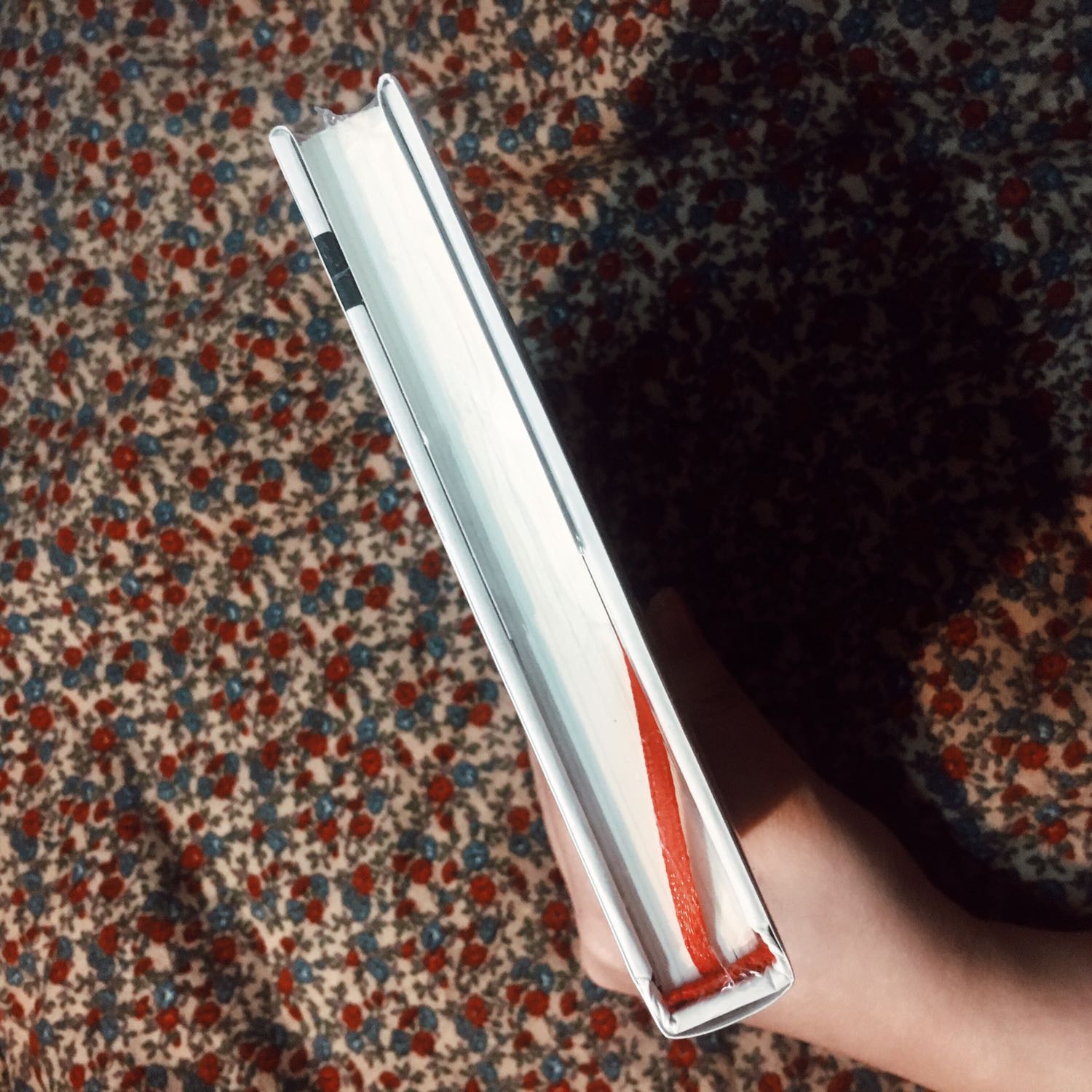 Best book of 2021 của mình ^^

Mình đã đúng khi không mong đợi một cuốn chiêm nghiệm thường thức vui vẻ về loài mèo. Tác giả mượn chuyện mèo để nói chuyện người, so sánh sự vô tư lự bẩm sinh của loài mèo với lối cầu kỳ rối rắm của con người, vừa thú vị vừa sâu sắc.

Một đoạn trích mình rất thích:
"Sự vĩnh hằng không phải là một trật tự khác của vạn vật, nó là khi thế giới được nhìn ngắm mà không có nỗi âu lo... Với con người, chiêm nghiệm là khi thoát khỏi việc sống; trong khi với loài mèo, đó là cảm giác của chính cuộc sống... Mèo cho chúng ta thấy rằng việc tìm kiếm ý nghĩa cũng giống như công cuộc tìm kiếm niềm hạnh phúc, tất cả đều là sự phân tâm. Ý nghĩa của cuộc đời là một cái chạm, một mùi hương, đến một cách tình cờ và biến mất trước khi chúng ta kịp hay biết".

Ở phần cuối sách, còn có những lời khuyên đáng iu để sống thú vị và nhàn nhã về mặt tinh thần như những chú mèo 🥰

Về hình thức sách, 10/10, bìa cứng có áo ôm và đánh dấu trang, mèo the thinker, thật là đáng iu hehee