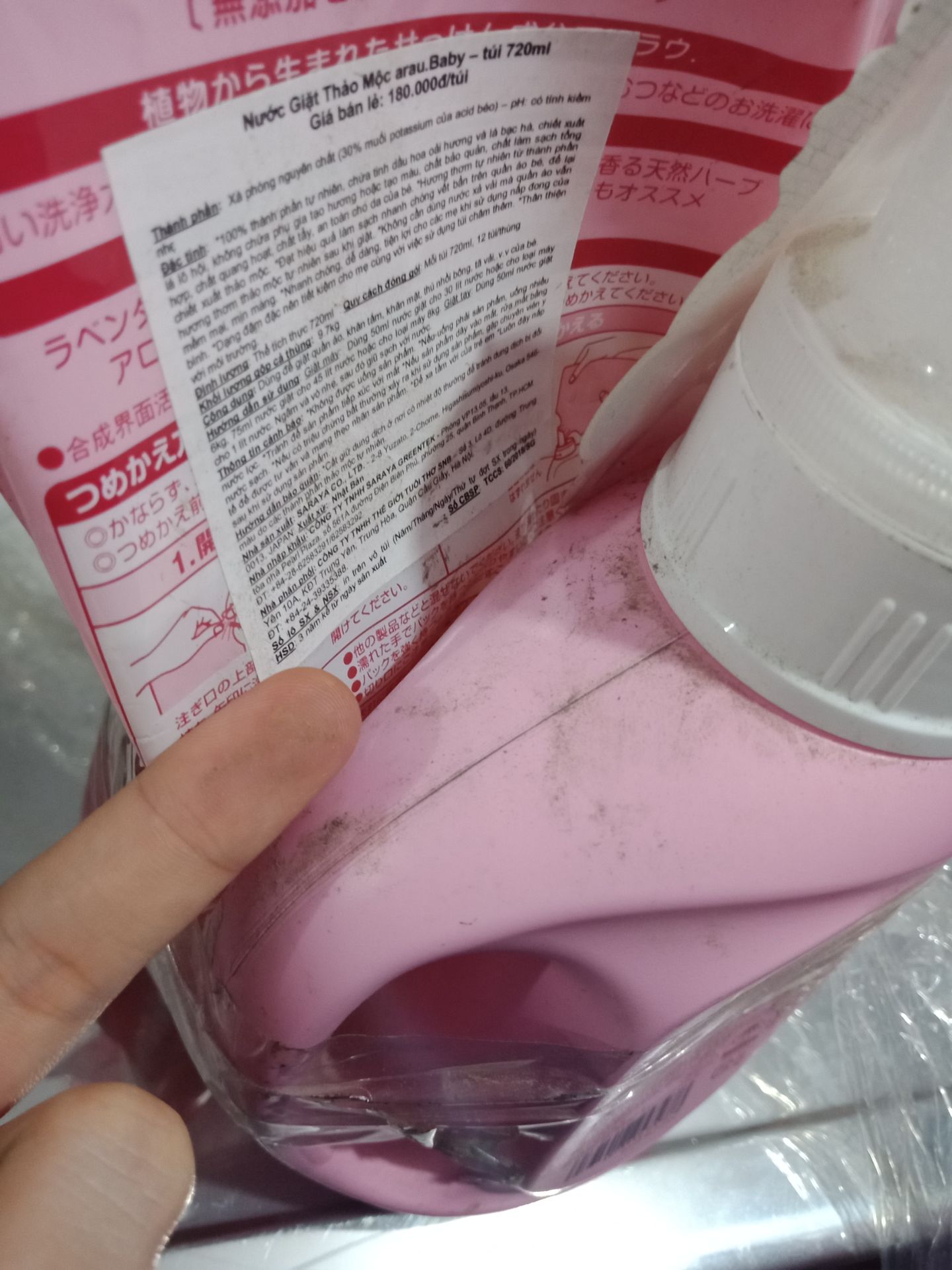 mình mua hàng của tiki trading nhiều lần rồi mấy lần trước thấy cũng ổn, nay nước giặt này thấy tiki trading có nên mình mua thử. nhận hàng thì thấy quá sốc luôn, chai và túi nước giặt như để trong xó nào mấy năm mơí lôi ra vậy, bụi bám 1 lớp dày trên sản phẩm, túi nước giặt thì nhăn nhúm. nếu đóng gói cho khách hàng thì ít ra tiki cũng nên lau chùi sơ qua nếu sp bụi bẩn như vậy chứ, cảm giác k tôn trọng KH chút nào.